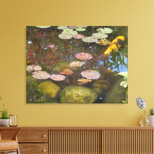 De Koi in de Lily Pad Pond Canvas Afdruk (Insitu (Woonkamer))