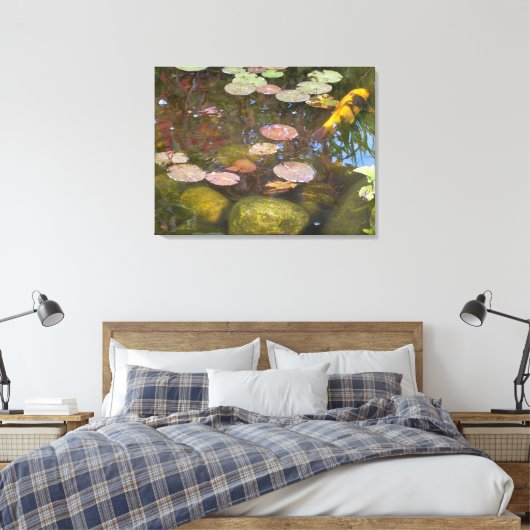 De Koi in de Lily Pad Pond Canvas Afdruk (Insitu (Slaapkamer))