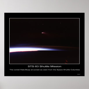 De komeet Hale-Bopp bij zonsondergang... Poster