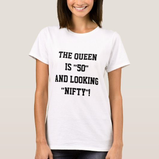 DE KONINGIN IS "50" EN ZIET OP "NIFTY" T-SHIRT (Voorkant)