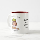 De koningin van koffie is geen drug... tweekleurige koffiemok (Voorkant links)