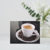 De kop van de espresso op zwarte granietteller briefkaart (Staand voorkant)