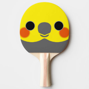 De kop van een normale grijze mannelijke cockatiel tafeltennisbatje
