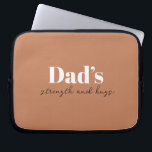De kracht en knuffels van papa - Vaderdag Gift | Laptop Sleeve<br><div class="desc">Houd papa onderweg georganiseerd met deze "Dad's Strength and Hugs" gepersonaliseerde elektronica tas - een doordacht en praktisch Vaderdag cadeau dat meer dan alleen kabels en opladers draagt. Met een strak ontwerp en een oprechte boodschap is deze tech-tas ideaal voor het opslaan van elektronica, accessoires of reisbenodigdheden. Pas het aan...</div>