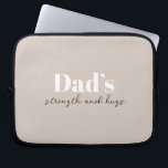De kracht en knuffels van papa - Vaderdag Gift | Laptop Sleeve<br><div class="desc">Houd papa onderweg georganiseerd met deze "Dad's Strength and Hugs" gepersonaliseerde elektronica tas - een doordacht en praktisch Vaderdag cadeau dat meer dan alleen kabels en opladers draagt. Met een strak ontwerp en een oprechte boodschap is deze tech-tas ideaal voor het opslaan van elektronica, accessoires of reisbenodigdheden. Pas het aan...</div>