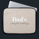 De kracht en knuffels van papa - Vaderdag Gift | Laptop Sleeve<br><div class="desc">Houd papa onderweg georganiseerd met deze "Dad's Strength and Hugs" gepersonaliseerde elektronica tas - een doordacht en praktisch Vaderdag cadeau dat meer dan alleen kabels en opladers draagt. Met een strak ontwerp en een oprechte boodschap is deze tech-tas ideaal voor het opslaan van elektronica, accessoires of reisbenodigdheden. Pas het aan...</div>