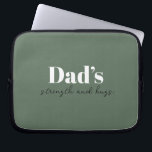 De kracht en knuffels van papa - Vaderdag Gift | Laptop Sleeve<br><div class="desc">Houd papa onderweg georganiseerd met deze "Dad's Strength and Hugs" gepersonaliseerde elektronica tas - een doordacht en praktisch Vaderdag cadeau dat meer dan alleen kabels en opladers draagt. Met een strak ontwerp en een oprechte boodschap is deze tech-tas ideaal voor het opslaan van elektronica, accessoires of reisbenodigdheden. Pas het aan...</div>