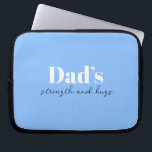 De kracht en knuffels van papa - Vaderdag Gift | Laptop Sleeve<br><div class="desc">Houd papa onderweg georganiseerd met deze "Dad's Strength and Hugs" gepersonaliseerde elektronica tas - een doordacht en praktisch Vaderdag cadeau dat meer dan alleen kabels en opladers draagt. Met een strak ontwerp en een oprechte boodschap is deze tech-tas ideaal voor het opslaan van elektronica, accessoires of reisbenodigdheden. Pas het aan...</div>