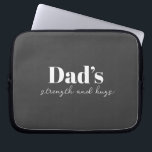 De kracht en knuffels van papa - Vaderdag Gift | Laptop Sleeve<br><div class="desc">Houd papa onderweg georganiseerd met deze "Dad's Strength and Hugs" gepersonaliseerde elektronica tas - een doordacht en praktisch Vaderdag cadeau dat meer dan alleen kabels en opladers draagt. Met een strak ontwerp en een oprechte boodschap is deze tech-tas ideaal voor het opslaan van elektronica, accessoires of reisbenodigdheden. Pas het aan...</div>
