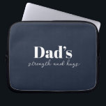 De kracht en knuffels van papa - Vaderdag Gift | Laptop Sleeve<br><div class="desc">Houd papa onderweg georganiseerd met deze "Dad's Strength and Hugs" gepersonaliseerde elektronica tas - een doordacht en praktisch Vaderdag cadeau dat meer dan alleen kabels en opladers draagt. Met een strak ontwerp en een oprechte boodschap is deze tech-tas ideaal voor het opslaan van elektronica, accessoires of reisbenodigdheden. Pas het aan...</div>