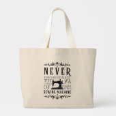De kracht van een vrouw met een naaimachine grote tote bag (Achterkant)