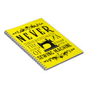 De kracht van een vrouw met een naaimachine notitieboek (Rechterzijde)