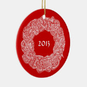 De Kroon van Scribbleprints - Wit, op Rood Keramisch Ornament (Rechts)