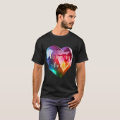 De kunst van de liefde is liefde: kleurrijk hart t-shirt (Voorkant volledig)