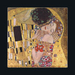De Kus, Gustav Klimt Magneet<br><div class="desc">De kus (oorspronkelijke Der Kuss) werd geschilderd door Gustav Klimt en is waarschijnlijk zijn beroemdste werk. Hij begon in 1907 met zijn werkzaamheden en dat is het hoogtepunt van zijn zogenaamde "Golden Period". Het schildert een stel af, in verschillende tinten goud en symbolen, dat een kus deelt tegen een bronzen...</div>