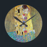De kus (oorspronkelijke Der Kuss) van Gustav Klimt Ronde Klok<br><div class="desc">De Kiss (1907-1908). Artiest: Gustav Klimt (1862-1918). De kus (de oorspronkelijke Der Kuss) is waarschijnlijk het beroemdste werk van Gustav Klimt. Hij begon in 1907 met zijn werkzaamheden en dat is het hoogtepunt van zijn zogenaamde "Golden Period". De Kus is een Victoriaans Era Symbolisme, een mooie kunstliefde en romance schilderij...</div>