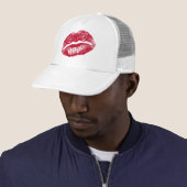 De Kus, Rode Lippen Trucker Pet (In situ)