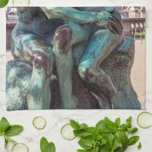 De kus van Auguste Rodin op de Tuileries in Parijs Theedoek (Gevouwen)