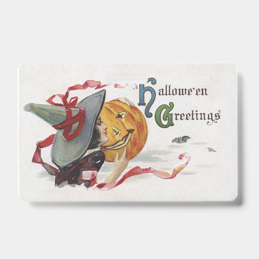 De kus van de heks: een Jack o Lantern met Hallowe Badge (Voorzijde)