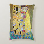De kus van Gustav Klimt,  Art Nouveau Accent Kussen<br><div class="desc">De Kiss (Der Kuss) (1907/08) van Gustav Klimt is waarschijnlijk zijn beroemdste werk. Klimt begon er in 1907 aan te werken en het is het hoogtepunt van zijn zogenaamde "Golden Period". De Kus is een Victoriaans Era Symbolisme, een mooie kunstliefde en romance schilderij met een romantisch koppel in verschillende tinten...</div>