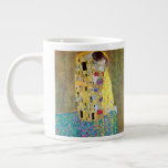 De kus van Gustav Klimt,  Art Nouveau Grote Koffiekop<br><div class="desc">De Kiss (Der Kuss) (1907/08) van Gustav Klimt is waarschijnlijk zijn beroemdste werk. Klimt begon er in 1907 aan te werken en het is het hoogtepunt van zijn zogenaamde "Golden Period". De Kus is een Victoriaans Era Symbolisme, een mooie kunstliefde en romance schilderij met een romantisch koppel in verschillende tinten...</div>