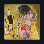 De kus van Gustav Klimt,  Art Nouveau Magneet<br><div class="desc">Het ultieme schilderij van liefde, een prachtig design om Valentijnsdag te vieren met! De Kiss (detail) (1907-1908) van Gustav Klimt is een Victoriaans Era Symbolisme, een mooie kunstliefde en romance schilderij met een romantisch stel in verschillende tinten goud, patronen en symbolen, die een kus delen tegen een bronzen achtergrond. Over...</div>