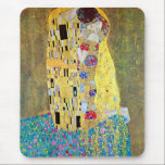 De kus van Gustav Klimt,  Art Nouveau Muismat<br><div class="desc">De Kiss (Der Kuss) (1907/08) van Gustav Klimt is waarschijnlijk zijn beroemdste werk. Klimt begon er in 1907 aan te werken en het is het hoogtepunt van zijn zogenaamde "Golden Period". De Kus is een Victoriaans Era Symbolisme, een mooie kunstliefde en romance schilderij met een romantisch koppel in verschillende tinten...</div>