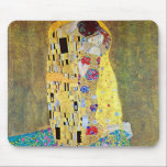 De kus van Gustav Klimt,  Art Nouveau Muismat<br><div class="desc">De Kiss (Der Kuss) (1907/08) van Gustav Klimt is waarschijnlijk zijn beroemdste werk. Klimt begon er in 1907 aan te werken en het is het hoogtepunt van zijn zogenaamde "Golden Period". De Kus is een Victoriaans Era Symbolisme, een mooie kunstliefde en romance schilderij met een romantisch koppel in verschillende tinten...</div>