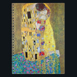 De kus van Gustav Klimt,  Art Nouveau Notitieboek<br><div class="desc">De Kiss (Der Kuss) (1907/08) van Gustav Klimt is waarschijnlijk zijn beroemdste werk. Klimt begon er in 1907 aan te werken en het is het hoogtepunt van zijn zogenaamde "Golden Period". De Kus is een Victoriaans Era Symbolisme, een mooie kunstliefde en romance schilderij met een romantisch koppel in verschillende tinten...</div>
