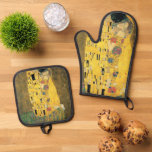 De kus van Gustav Klimt,  Art Nouveau Ovenwant & Pannenlap Set<br><div class="desc">De Kiss (Der Kuss) (1907/08) van Gustav Klimt is waarschijnlijk zijn beroemdste werk. Klimt begon er in 1907 aan te werken en het is het hoogtepunt van zijn zogenaamde "Golden Period". De Kus is een Victoriaans Era Symbolisme, een mooie kunstliefde en romance schilderij met een romantisch koppel in verschillende tinten...</div>
