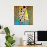 De kus van Gustav Klimt,  Art Nouveau Poster<br><div class="desc">De Kiss (Der Kuss) (1907/08) van Gustav Klimt is waarschijnlijk zijn beroemdste werk. Klimt begon er in 1907 aan te werken en het is het hoogtepunt van zijn zogenaamde "Golden Period". De Kus is een Victoriaans Era Symbolisme, een mooie kunstliefde en romance schilderij met een romantisch koppel in verschillende tinten...</div>