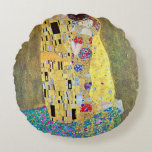 De kus van Gustav Klimt,  Art Nouveau Rond Kussen<br><div class="desc">De Kiss (Der Kuss) (1907/08) van Gustav Klimt is waarschijnlijk zijn beroemdste werk. Klimt begon er in 1907 aan te werken en het is het hoogtepunt van zijn zogenaamde "Golden Period". De Kus is een Victoriaans Era Symbolisme, een mooie kunstliefde en romance schilderij met een romantisch koppel in verschillende tinten...</div>