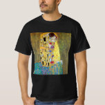 De kus van Gustav Klimt,  Art Nouveau T-shirt<br><div class="desc">De Kiss (Der Kuss) (1907/08) van Gustav Klimt is waarschijnlijk zijn beroemdste werk. Klimt begon er in 1907 aan te werken en het is het hoogtepunt van zijn zogenaamde "Golden Period". De Kus is een Victoriaans Era Symbolisme, een mooie kunstliefde en romance schilderij met een romantisch koppel in verschillende tinten...</div>