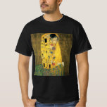 De kus van Gustav Klimt,  Art Nouveau T-shirt<br><div class="desc">De Kiss (Der Kuss) (1907/08) van Gustav Klimt is waarschijnlijk zijn beroemdste werk. Klimt begon er in 1907 aan te werken en het is het hoogtepunt van zijn zogenaamde "Golden Period". De Kus is een Victoriaans Era Symbolisme, een mooie kunstliefde en romance schilderij met een romantisch koppel in verschillende tinten...</div>