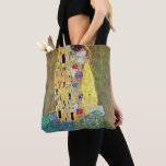De kus van Gustav Klimt,  Art Nouveau Tote Bag<br><div class="desc">Prachtige canvas tassen die overdreven zijn! Beschikbaar in twee stijlen en twee grootten! De Kiss (Der Kuss) (1907/08) van Gustav Klimt is waarschijnlijk zijn beroemdste werk. Klimt begon er in 1907 aan te werken en het is het hoogtepunt van zijn zogenaamde "Golden Period". De Kus is een Victoriaans Era Symbolisme,...</div>