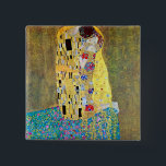 De kus van Gustav Klimt,  Art Nouveau Vierkante Button 5,1 Cm<br><div class="desc">De Kiss (Der Kuss) (1907/08) van Gustav Klimt is waarschijnlijk zijn beroemdste werk. Klimt begon er in 1907 aan te werken en het is het hoogtepunt van zijn zogenaamde "Golden Period". De Kus is een Victoriaans Era Symbolisme, een mooie kunstliefde en romance schilderij met een romantisch koppel in verschillende tinten...</div>