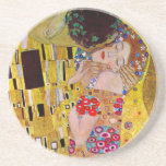 De kus van Gustav Klimt, Art Nouveau Zandsteen Onderzetter<br><div class="desc">Het ultieme schilderij van liefde, een prachtig design om Valentijnsdag te vieren met! De Kiss (detail) (1907-1908) van Gustav Klimt is een Victoriaans Era Symbolisme, een mooie kunstliefde en romance schilderij met een romantisch stel in verschillende tinten goud, patronen en symbolen, die een kus delen tegen een bronzen achtergrond. Over...</div>
