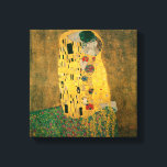 De kus van Gustav Klimt Canvas Afdruk<br><div class="desc">De kus werd tussen 1908 en 1909 geschilderd door de Oostenrijkse symbolistische schilder Gustav Klimt, het hoogtepunt van zijn "Gouden Periode", toen hij een aantal werken in een vergelijkbare vergulde stijl schilderde. Een perfect vierkant, het doek toont een paar omhelzende, hun lichamen verstrengeld in uitgebreide gewaden versierd in een stijl...</div>