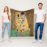 De kus van Gustav Klimt Fleece Deken<br><div class="desc">De Kus van Gustav Klimt The Kiss is een oliescanvas met goudblad, zilver en platina. van de Oostenrijkse symbolistische schilder Gustav Klimt. Het werd ooit geschilderd in 1907 en 1908, op het hoogtepunt van wat wetenschappers zijn "Gouden Periode" noemen. De Kus heeft sinds zijn voltooiing in 1908 het publiek enthousiast...</div>