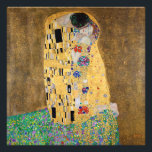 De kus van Gustav Klimt Foto Afdruk<br><div class="desc">De Kus van Gustav Klimt The Kiss is een oliescanvas met goudblad, zilver en platina. van de Oostenrijkse symbolistische schilder Gustav Klimt. Het werd ooit geschilderd in 1907 en 1908, op het hoogtepunt van wat wetenschappers zijn "Gouden Periode" noemen. De Kus heeft sinds zijn voltooiing in 1908 het publiek enthousiast...</div>