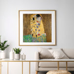 De kus van Gustav Klimt Foto Afdruk<br><div class="desc">De Kus van Gustav Klimt The Kiss is een oliescanvas met goudblad, zilver en platina. van de Oostenrijkse symbolistische schilder Gustav Klimt. Het werd ooit geschilderd in 1907 en 1908, op het hoogtepunt van wat wetenschappers zijn "Gouden Periode" noemen. De Kus heeft sinds zijn voltooiing in 1908 het publiek enthousiast...</div>