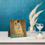 De kus van Gustav Klimt Fotoplaat<br><div class="desc">De Kus van Gustav Klimt The Kiss is een oliescanvas met goudblad, zilver en platina. van de Oostenrijkse symbolistische schilder Gustav Klimt. Het werd ooit geschilderd in 1907 en 1908, op het hoogtepunt van wat wetenschappers zijn "Gouden Periode" noemen. De Kus heeft sinds zijn voltooiing in 1908 het publiek enthousiast...</div>