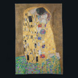 De kus van Gustav Klimt Theedoek<br><div class="desc">De Kus van Gustav Klimt The Kiss is een oliescanvas met goudblad, zilver en platina. van de Oostenrijkse symbolistische schilder Gustav Klimt. Het werd ooit geschilderd in 1907 en 1908, op het hoogtepunt van wat wetenschappers zijn "Gouden Periode" noemen. De Kus heeft sinds zijn voltooiing in 1908 het publiek enthousiast...</div>