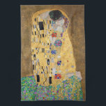 De kus van Gustav Klimt Theedoek<br><div class="desc">De Kus van Gustav Klimt The Kiss is een oliescanvas met goudblad, zilver en platina. van de Oostenrijkse symbolistische schilder Gustav Klimt. Het werd ooit geschilderd in 1907 en 1908, op het hoogtepunt van wat wetenschappers zijn "Gouden Periode" noemen. De Kus heeft sinds zijn voltooiing in 1908 het publiek enthousiast...</div>