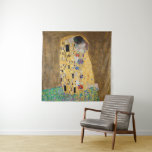 De kus van Gustav Klimt Wandkleed<br><div class="desc">De Kus van Gustav Klimt The Kiss is een oliescanvas met goudblad, zilver en platina. van de Oostenrijkse symbolistische schilder Gustav Klimt. Het werd ooit geschilderd in 1907 en 1908, op het hoogtepunt van wat wetenschappers zijn "Gouden Periode" noemen. De Kus heeft sinds zijn voltooiing in 1908 het publiek enthousiast...</div>