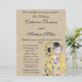 De kus van Klimt Creamy Sand Wedding Invitation Kaart (Staand voorkant)