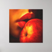 De kus van nectarine – Een intieme portret Canvas Afdruk (Voorkant)