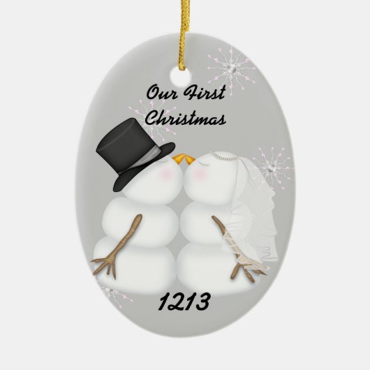 De kussende Sneeuwmannen huwden Onze 1st Keramisch Ornament (Voorkant)