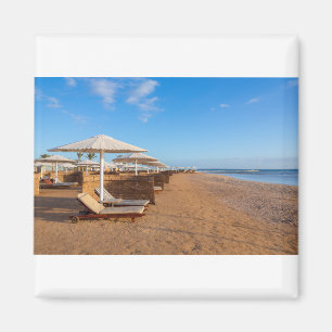 De kust van Egypte met paraplu's op het strand.JPG Magneet