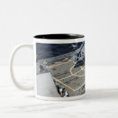 De kustgevechtsschip USVFreedom Tweekleurige Koffiemok (Links)